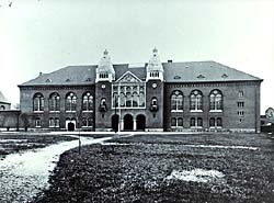 Holm-bygningen umiddelbart før indflytningen i 1906. Klik for større billede