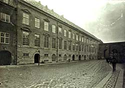 Billede af den gamle Kongelige Biblioteks bygning. Klik for større billede