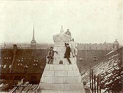 Håndværkere i toppen af indgangspartiets venstre tårn. Klik for større billede